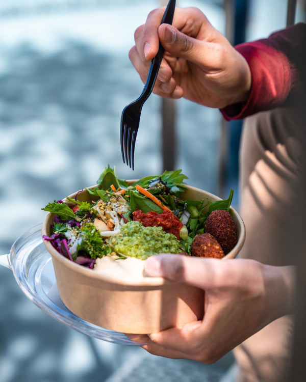 Falafel bowl fra Falafel Factory på Nørrebro i København – sprøde falafler, friske salater, spreads og toppings.