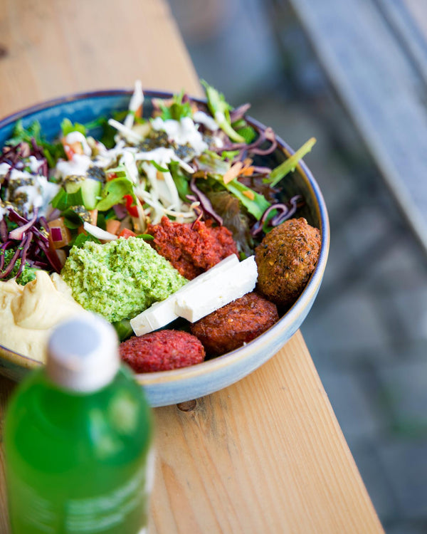 Falloumi bowl fra Falafel Factory på Nørrebro i København – falafler og halloumi med friske salater, spreads og toppings.