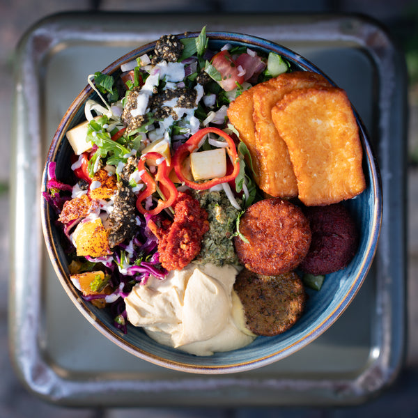 Falloumi bowl fra Falafel Factory på Nørrebro i København – sprøde falafler og halloumi med friske salater, spreads, hummus og toppings.
