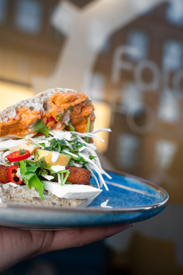 Pita fra Falafel Factory på Nørrebro i København – Halloumi og Falafel med æblesalat,, Spread og tahinyoghurt.